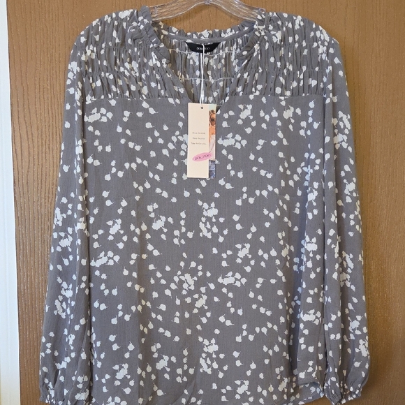 Dokotoo Tops - Dokotoo NWT Chic Gray & White Floral Blouse...size Med